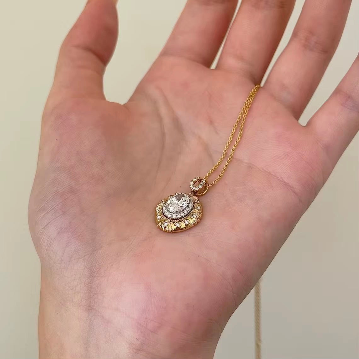 Colier Médaillon Ovale · Aur Galben cu Diamante de Laborator – Realizat la Comandă