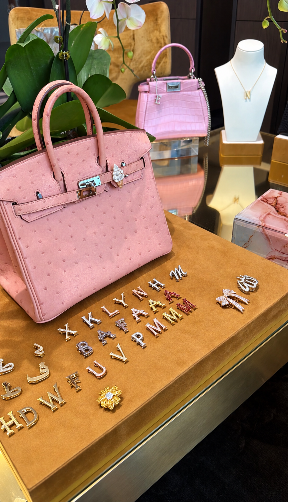 Accesorii de geantă literă din aur 14K – tot alfabetul, pe geantă roz