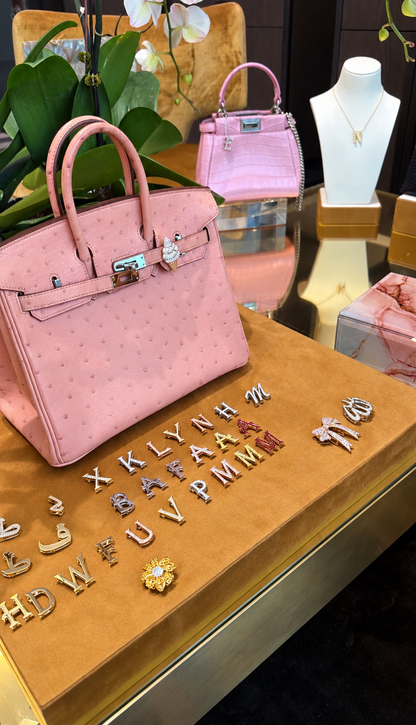 Accesorii de geantă literă din aur 14K – tot alfabetul, pe geantă roz
