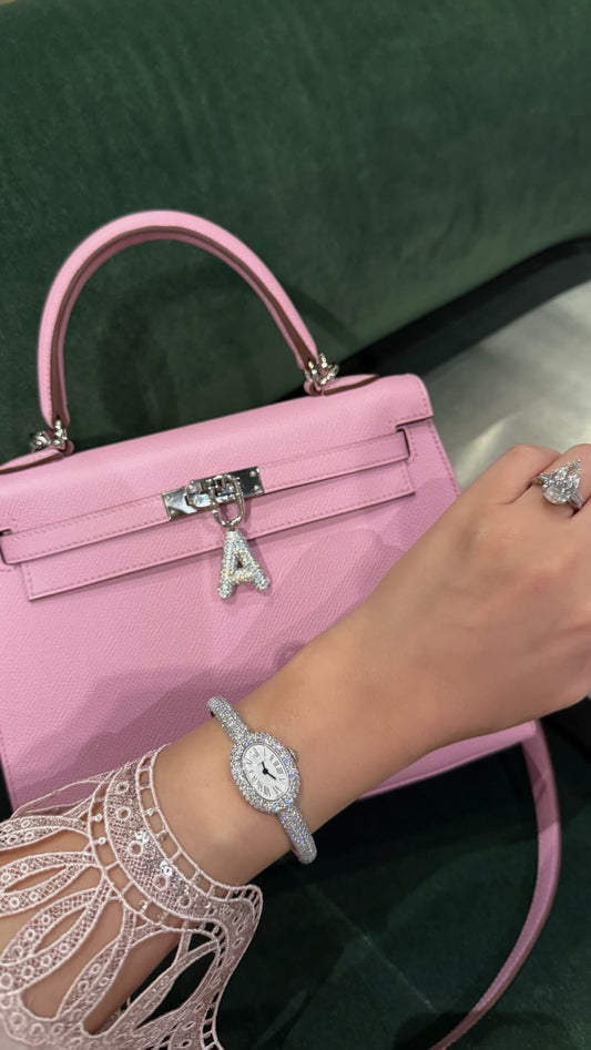 Accesoriu de geantă literă pavé cu carabină din aur alb 14K